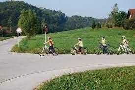 Zaradi zarisovanja talnih oznak otežen promet ne sme biti razlog za ogrožanje mladih kolesarjev 1